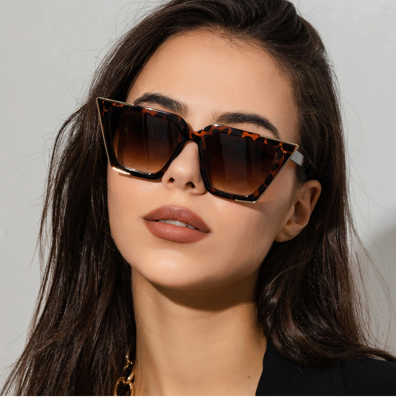 Calanovella Fashion Cat Eye Women Gradient Sunglasses Retro Metal Decoration Men Shades UV400 Trending Yellow Sun Glasses